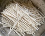 A picture of step 1 of Udon Noodle Soup.