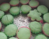Foto langkah ke 7 dari resep Bolu kukus Mawar Pandan.