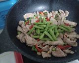 รูปขั้นตอนการทำที่ 3 ของ หมูผัดกะปิมะเขือพวงถั่วฝักยาว