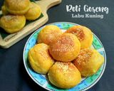 Foto langkah ke 4 dari resep Roti Goreng Labu Kuning.