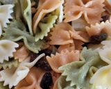 Foto del paso 9 de la receta: Ensalada de pasta con bonito, langostinos y frutas