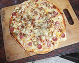 Foto del paso 3 de la receta: Pizza de jamón cocido, salchicha y aceitunas