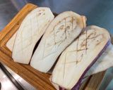 Une image de l'étape 3 de Aubergines graffiti, piments et oignon rouge marinés grillés à la plancha.