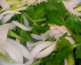 Hình bước làm 2 của món Thịt ba chỉ gác bếp xào hành tây