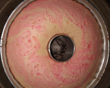 Foto langkah ke 5 dari resep Bolu Nutrijel Strawbery full toping.