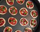 صورة لخطوة 6 من وصفة ميني بيتزا بصلصه لذيذة وسريعه 🍕