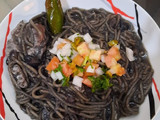 Caldo de frijol con fideos y huevo