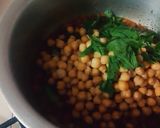 A picture of step 6 of Masala chanay.