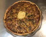 Une image de l'étape 10 de Tarte aux poireaux, saucisses à l'ancienne et emmental (pâte brisée épeautre origan).