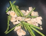 รูปขั้นตอนการทำที่ 2 ของ อกไก่ผัดหน่อไม้ฝรั่งคลีน