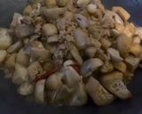 รูปขั้นตอนการทำที่ 6 ของ กะเพราเต้าหู้+หมูสับใส่เห็ดฟาง🍄