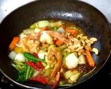 รูปขั้นตอนการทำที่ 4 ของ กุ้งผัดเม็ดมะม่วง