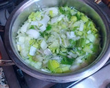 Foto del paso 2 de la receta: Revuelto sin huevos de acelgas tiernas, puerros y berenjenas