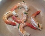 Foto del passaggio 4 della ricetta Scampi allo zenzero e gamberi al rum, con mela verde e pistacchi