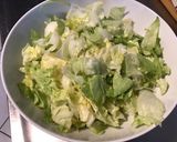 Une image de l'étape 5 de Salade « plat complet » iceberg,tomates cerises,lard fumé,oignon rouge et cantal entre deux.