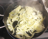 Foto del paso 2 de la receta: Salchichas al vino encebolladas