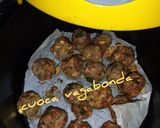 Foto del passaggio 3 della ricetta Polpettine con Pane tritato e Limone grattugiato in Friggitrice ad Aria