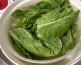 Une image de l'étape 2 de Salade de romaine aux deux fromages de brebis et herbes aromatiques.