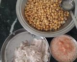 A picture of step 1 of White chole with puri.