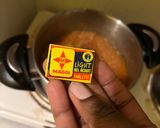 Une image de l'étape 4 de Igname frit accompagné de saucisse.