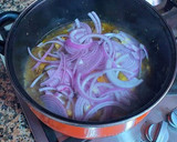 Foto del paso 6 de la receta: Pollo de corral en salsa de cebollas moradas y pasas gigantes