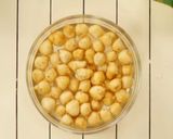 A picture of step 3 of Dahi vada.