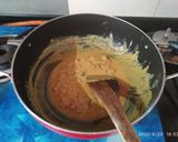 A picture of step 2 of Besan sooji Ladoos.