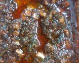 Foto del paso 2 de la receta: Aceitunas negras aliñadas con hierbas de la huerta