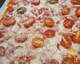 Foto del paso 3 de la receta: Pizza de cherries, mozzarella, bacon y olivas