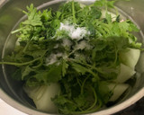 A picture of step 1 of Kiwi cucumber juice.