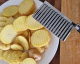 Foto del paso 1 de la receta: Patatas onduladas al horno- toque italiano