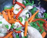 Foto del paso 5 de la receta: Filetillos de pollo con verduras y puré de coliflor