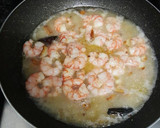 Foto del paso 3 de la receta: Gambas al ajillo picantonas y cigalas y langostinos a la plancha
