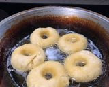 Foto langkah ke 5 dari resep Donat empuk dan montok.