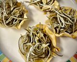 Foto del paso 4 de la receta: Cestitas de gulas al ajillo con falso huevo de codorniz