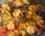 Foto langkah ke 3 dari resep Udang Nanas Masak Jahe Favorite.