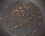 A picture of step 1 of White matar chole.