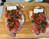 Une image de l'étape 9 de Roulades de porc à la tomate, herbes aromatiques et feta.