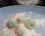 Foto langkah ke 5 dari resep Kelepon dengan kelapa kering (porsi kecil).