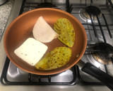 Foto del paso 2 de la receta: Nopal asado en caldillo jitomate (con pechuga pavo y queso panela)