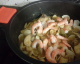 Foto del paso 7 de la receta: Cazón con guisantes, almejas y langostinos