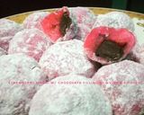 Foto langkah ke 9 dari resep Strawberry mochi with chocolate filling.