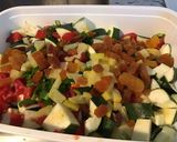 Une image de l'étape 7 de Courgettes au jambon, poivron, tomates, abricots secs et citron confit.