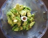 Foto del passaggio 2 della ricetta Spaghettoni con pomodorini, avocado e scaglie di cacioricotta