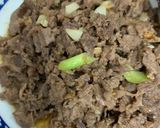 Hình bước làm 2 của món Cơm chiên kimchi bò xúc xích 🍳