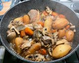 Une image de l'étape 15 de Rouelle de porc confite aux pommes de terre, carottes et champignons.
