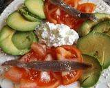 Foto del paso 2 de la receta Ensalada de aguacate y tomate con anchoas y queso granulado