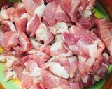 Hình bước làm 1 của món Xào nạc dăm ngũ vị hương theo kiểu luộc cạn và cách cắt thịt để không bị dai