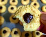 Foto langkah ke 4 dari resep Peanut Thumbprint Cookies.