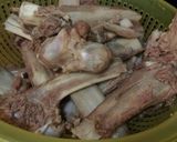 Hình bước làm 1 của món Bún bò giò heo.